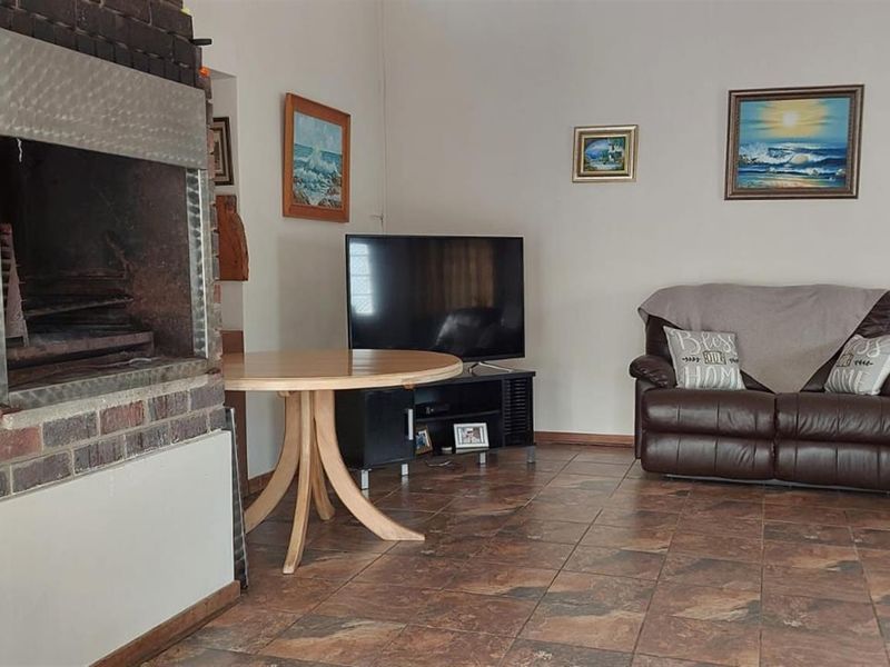 House For Sale in Vanes Estate, Uitenhage - Photo 10