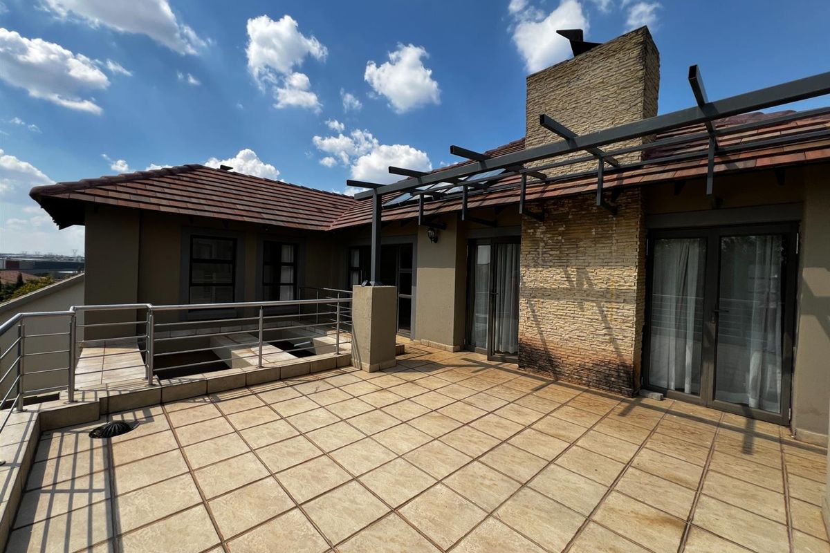 Double Storey House For Sale in Valley View Estate Centurion - Photo 4