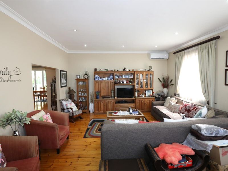 5 Bedroom Double-Story House For Sale in Athlone, Durban North, KwaZulu Natal - Photo 10