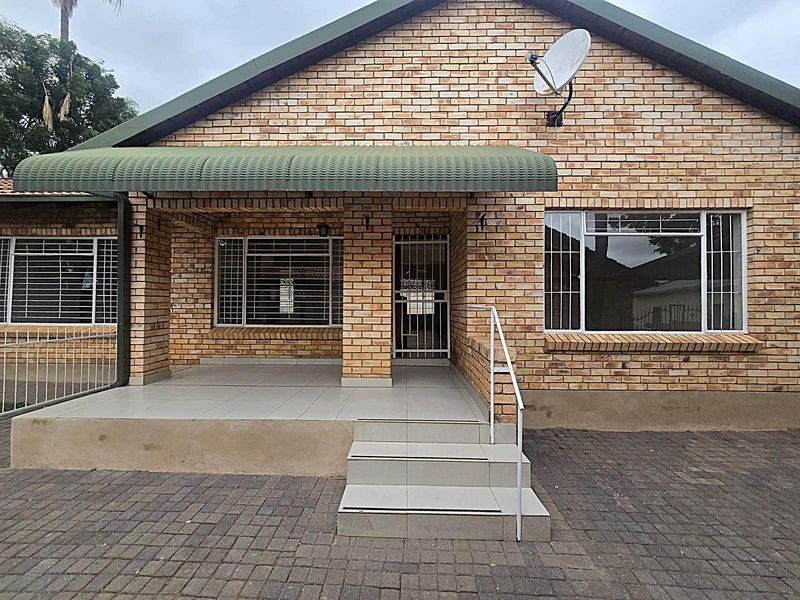 Stunning 3 Bedroom Duet To Rent in Montana Park - Photo 2