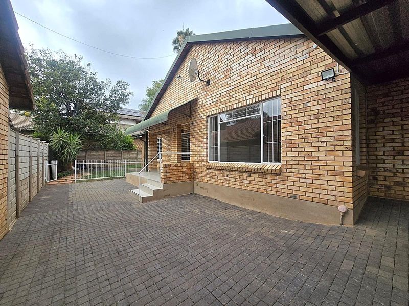 Stunning 3 Bedroom Duet To Rent in Montana Park - Photo 3