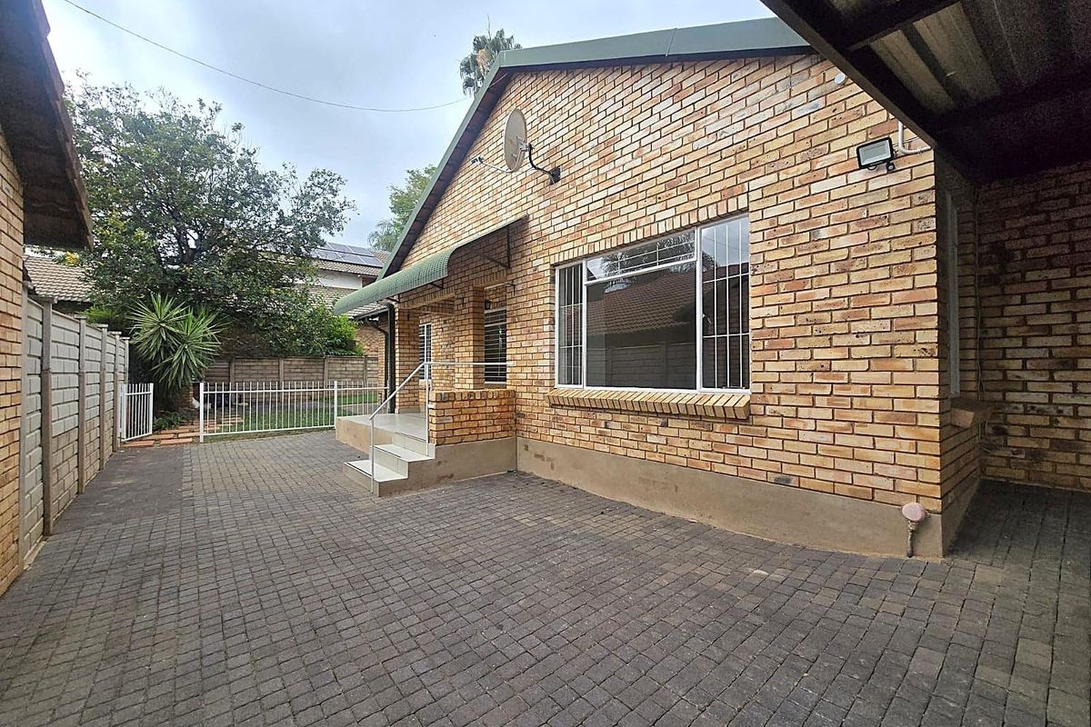 Stunning 3 Bedroom Duet To Rent in Montana Park - Photo 3