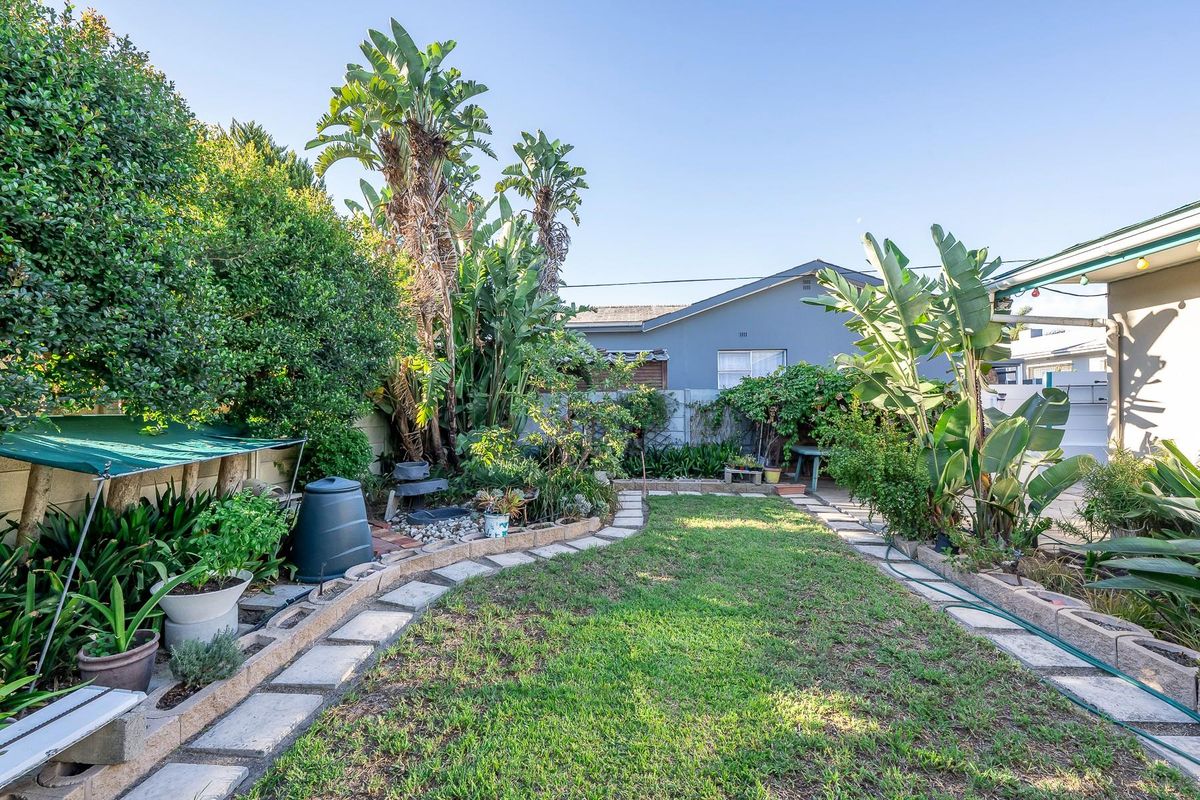 Entertainers Paradise with separate entrance flat - Photo 2