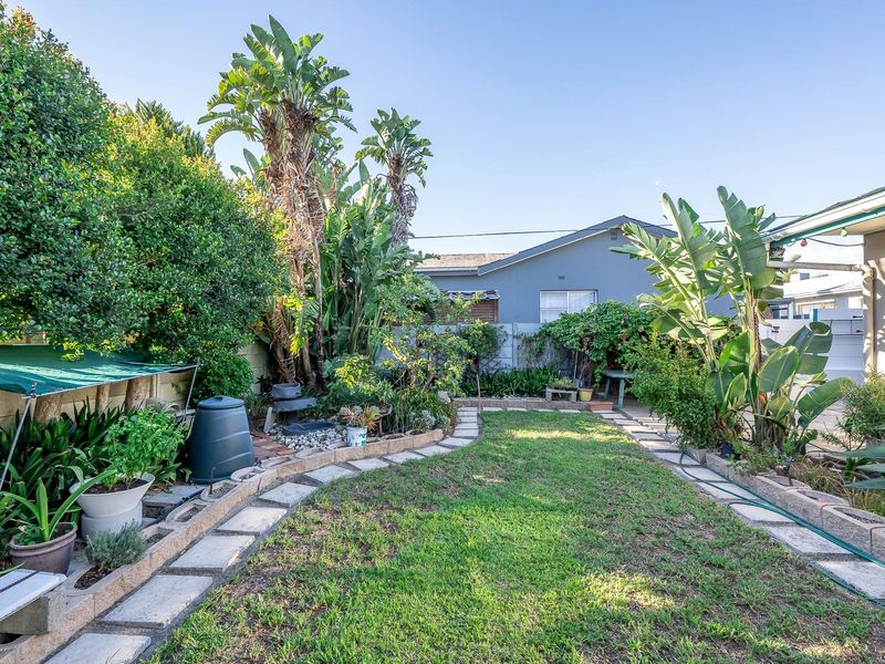 Entertainers Paradise with separate entrance flat - Photo 2
