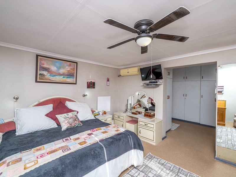 Entertainers Paradise with separate entrance flat - Photo 5