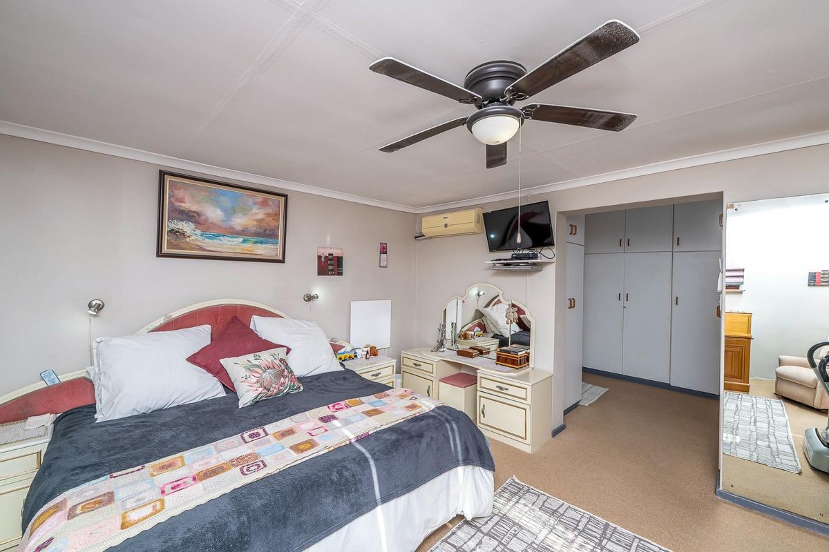 Entertainers Paradise with separate entrance flat - Photo 5