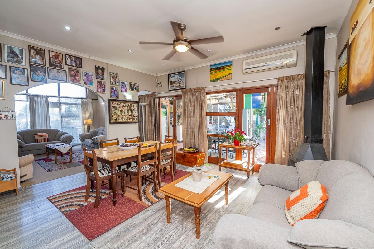 Entertainers Paradise with separate entrance flat - Photo 3
