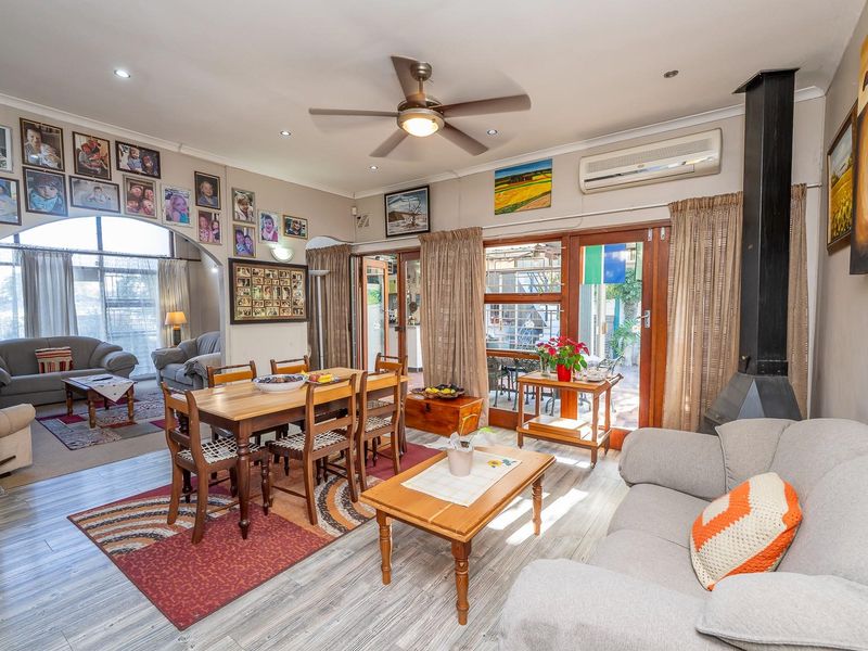 Entertainers Paradise with separate entrance flat - Photo 3