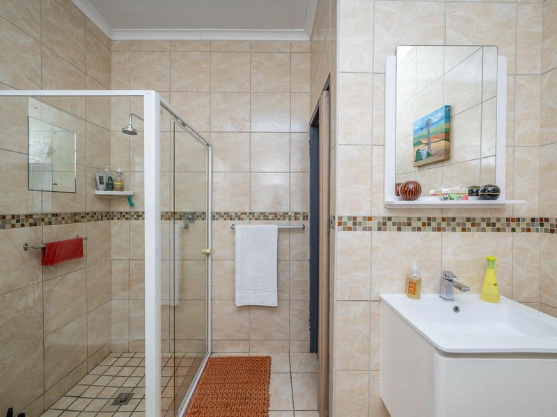 Entertainers Paradise with separate entrance flat - Photo 9