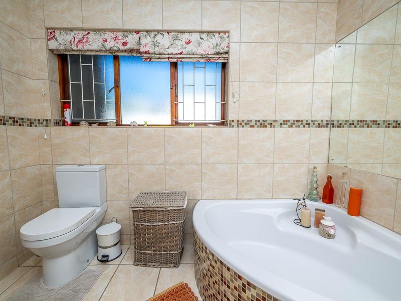 Entertainers Paradise with separate entrance flat - Photo 8