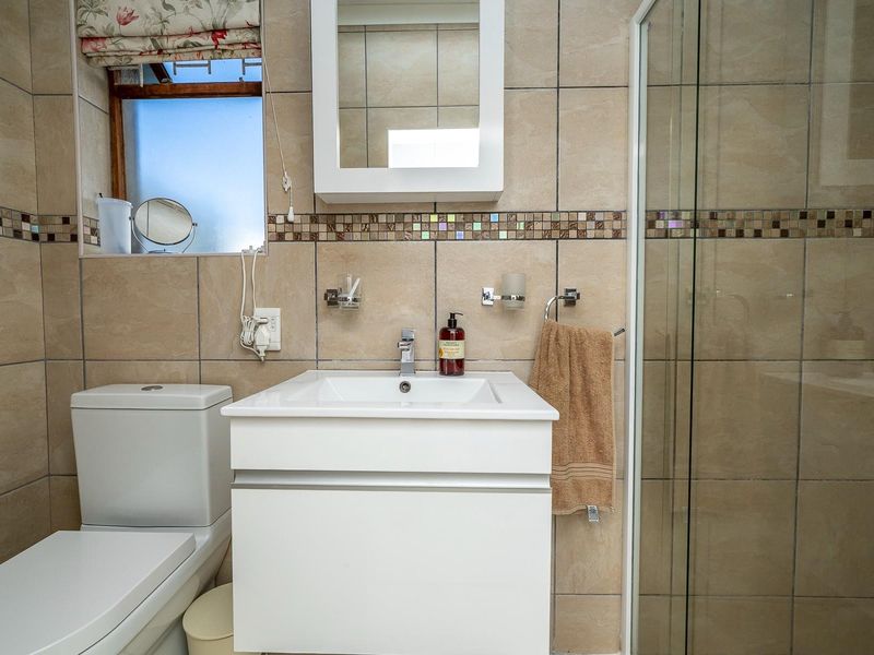 Entertainers Paradise with separate entrance flat - Photo 7