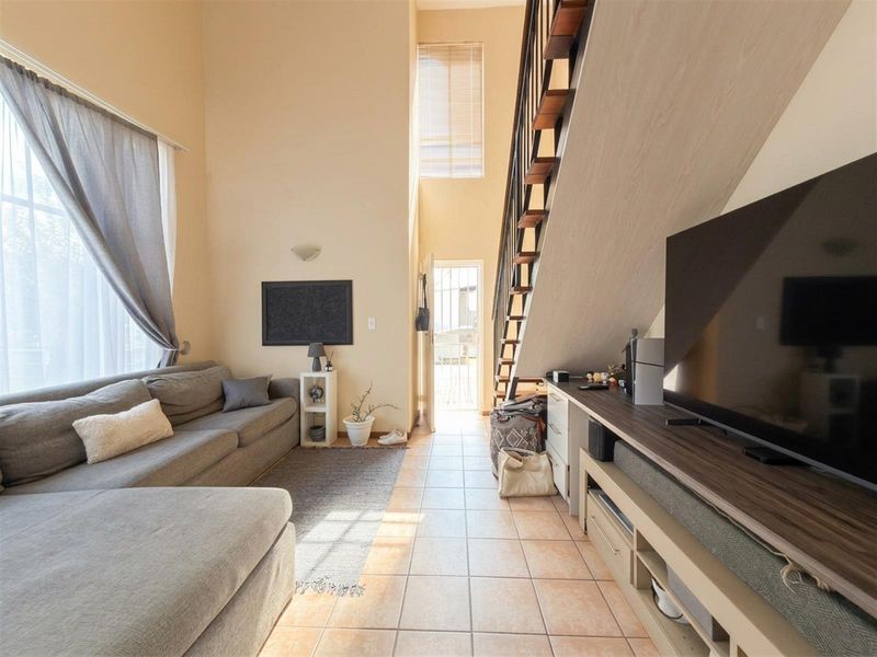 Stylish Loft-Style 1 bedroom Duplex with Private Garden in Golf View Estate - Photo 9