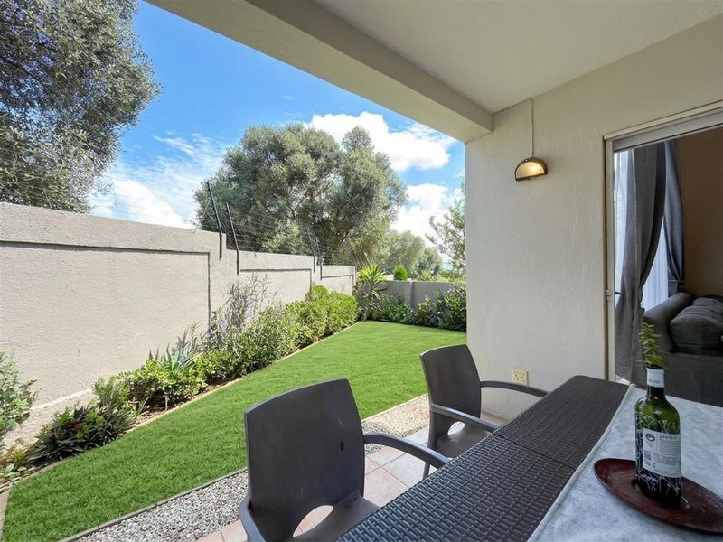 Stylish Loft-Style 1 bedroom Duplex with Private Garden in Golf View Estate - Photo 7