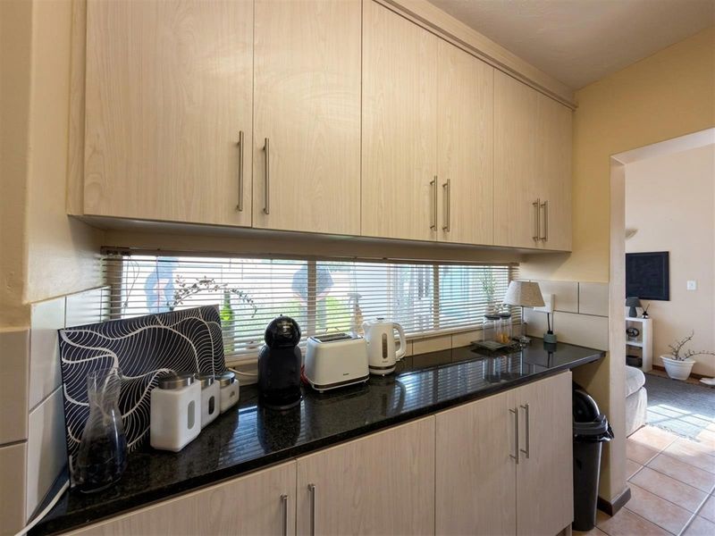 Stylish Loft-Style 1 bedroom Duplex with Private Garden in Golf View Estate - Photo 10