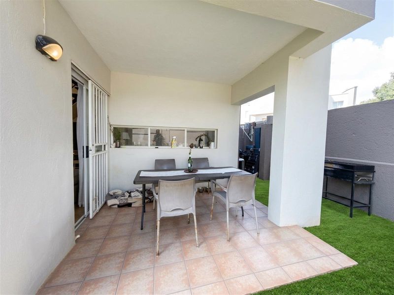 Stylish Loft-Style 1 bedroom Duplex with Private Garden in Golf View Estate - Photo 2