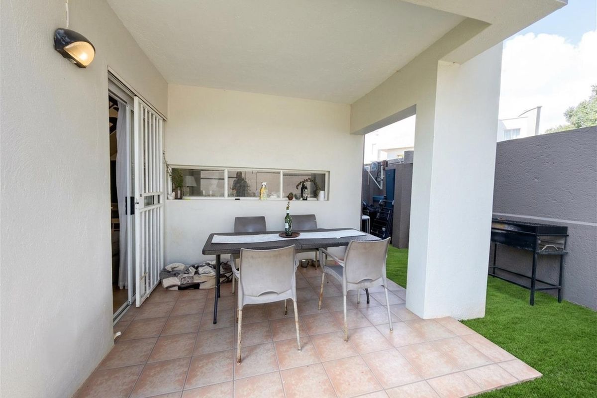 Stylish Loft-Style 1 bedroom Duplex with Private Garden in Golf View Estate - Photo 2