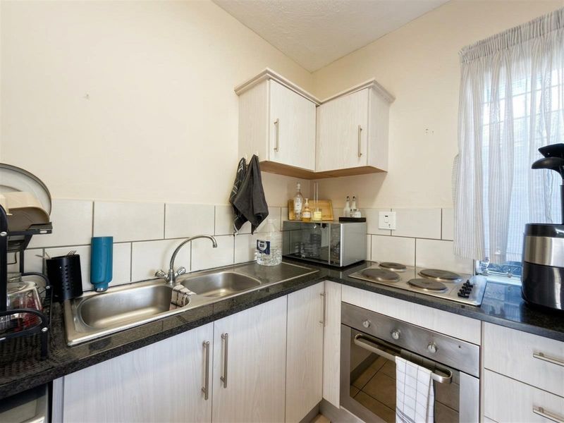 Stylish Loft-Style 1 bedroom Duplex with Private Garden in Golf View Estate - Photo 4