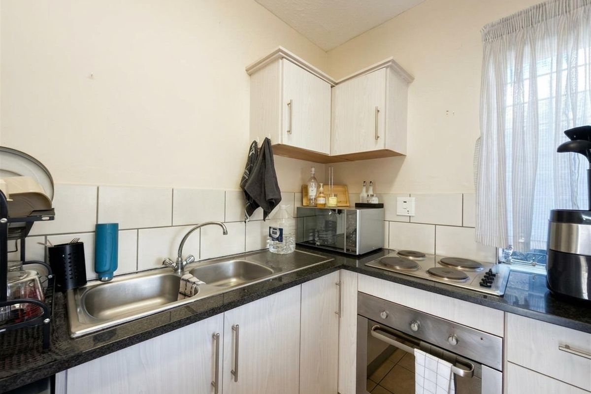 Stylish Loft-Style 1 bedroom Duplex with Private Garden in Golf View Estate - Photo 4