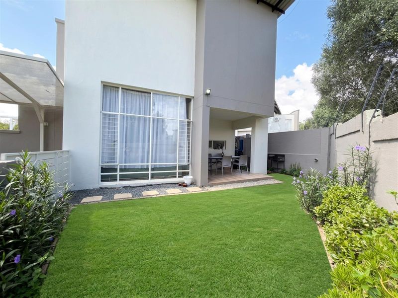 Stylish Loft-Style 1 bedroom Duplex with Private Garden in Golf View Estate - Photo 5