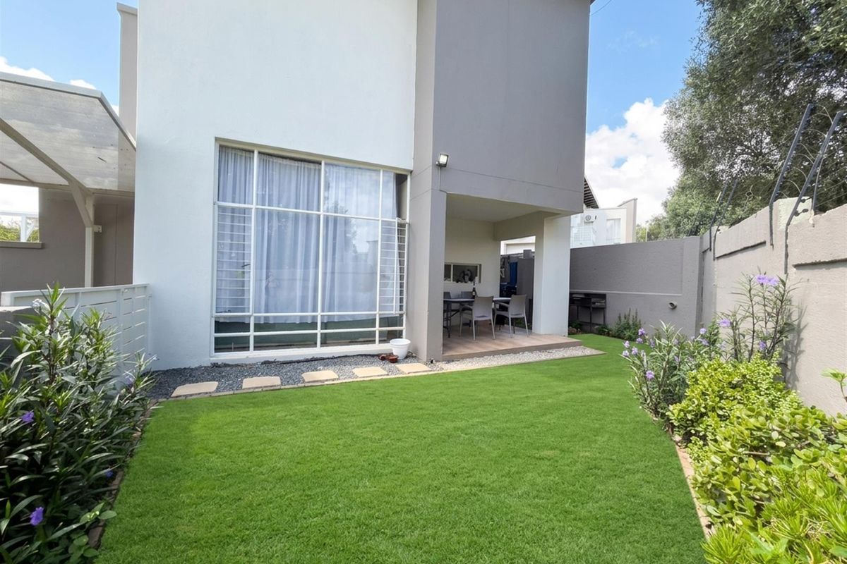 Stylish Loft-Style 1 bedroom Duplex with Private Garden in Golf View Estate - Photo 5