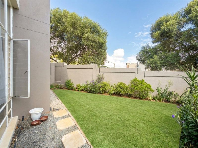 Stylish Loft-Style 1 bedroom Duplex with Private Garden in Golf View Estate - Photo 3