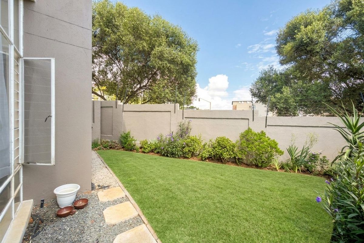 Stylish Loft-Style 1 bedroom Duplex with Private Garden in Golf View Estate - Photo 3