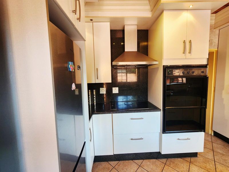 3 Bedroom 2 Bathroom House with Swimming Pool and Borehole for sale in Valhalla Centurion - Photo 4