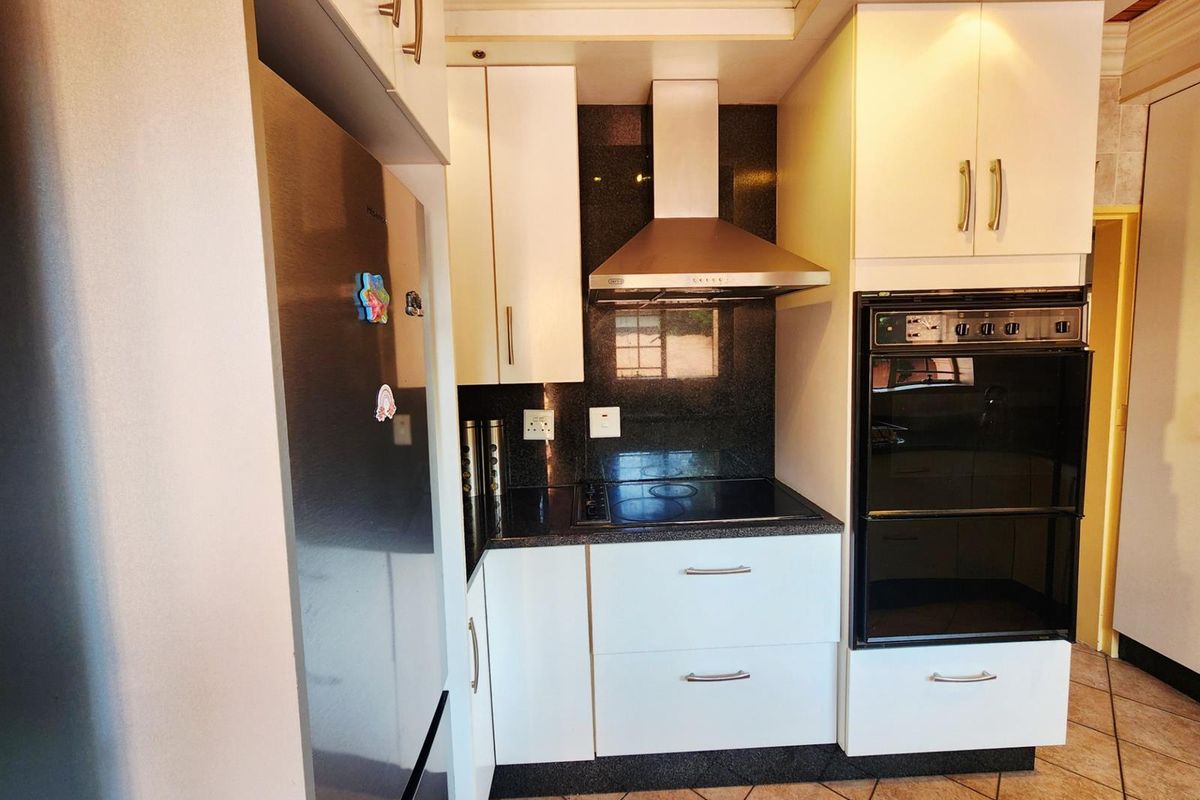 3 Bedroom 2 Bathroom House with Swimming Pool and Borehole for sale in Valhalla Centurion - Photo 4
