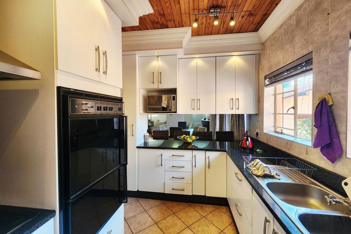 3 Bedroom 2 Bathroom House with Swimming Pool and Borehole for sale in Valhalla Centurion - Photo 3