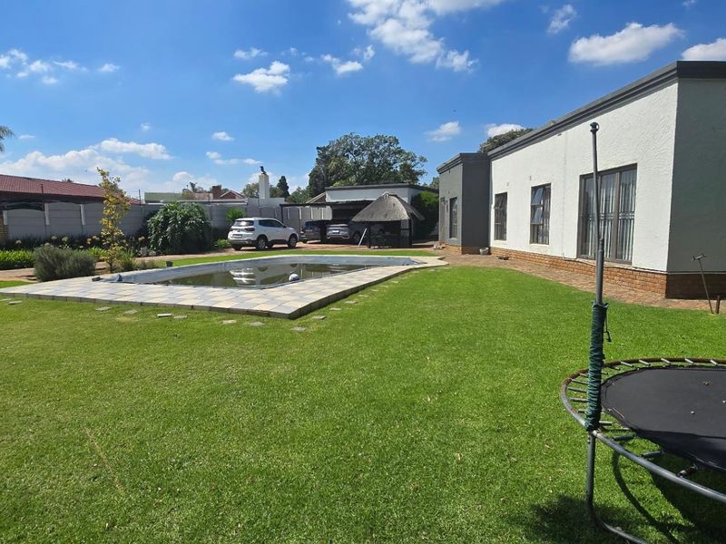 Spacious Family Living with Income Potential and Entertainment Appeal - Photo 3