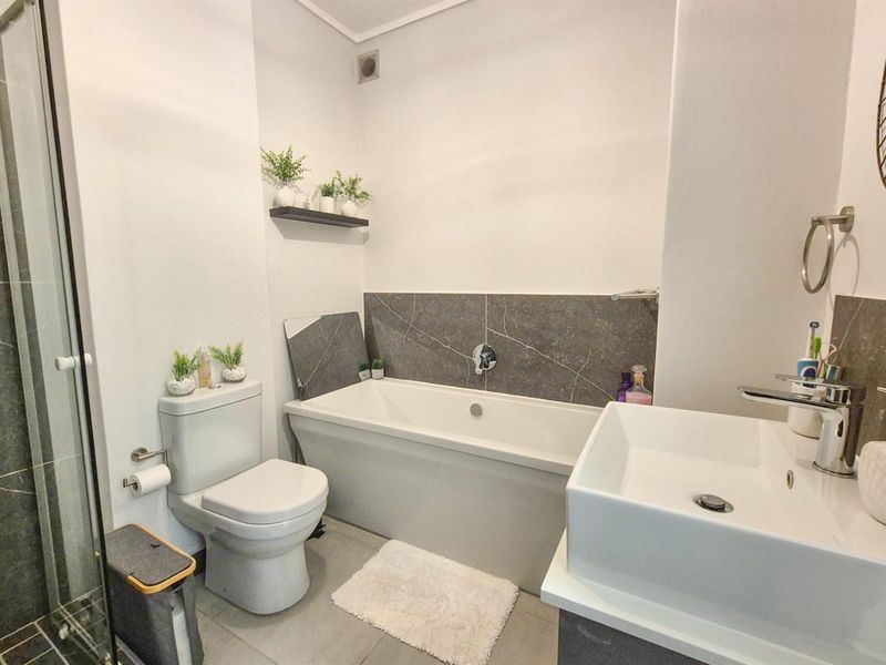 Modern 2-Bedroom Ground Floor Apartment in Langeberg Ridge - Photo 7