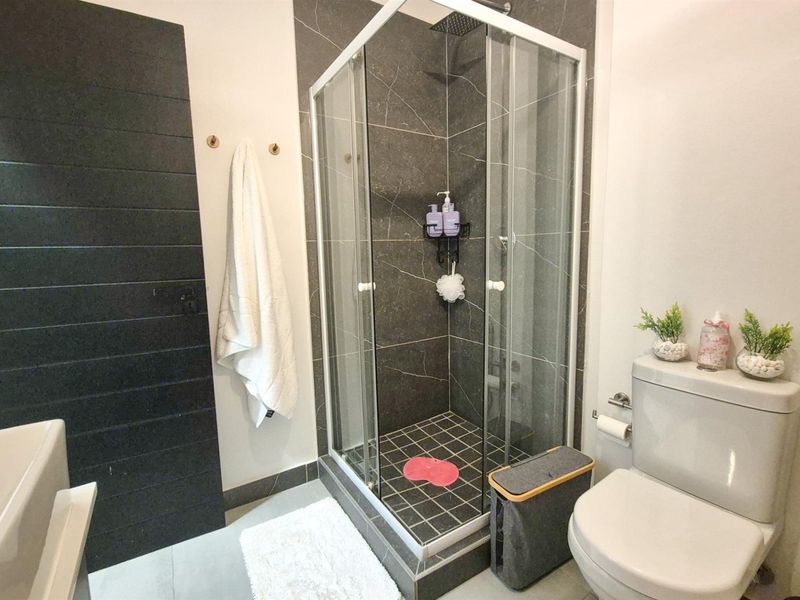 Modern 2-Bedroom Ground Floor Apartment in Langeberg Ridge - Photo 8