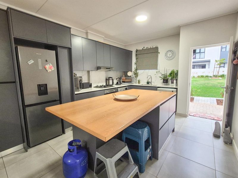 Modern 2-Bedroom Ground Floor Apartment in Langeberg Ridge - Photo 3
