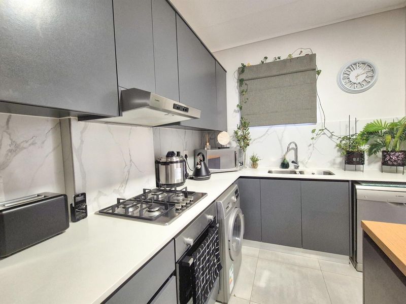 Modern 2-Bedroom Ground Floor Apartment in Langeberg Ridge - Photo 4