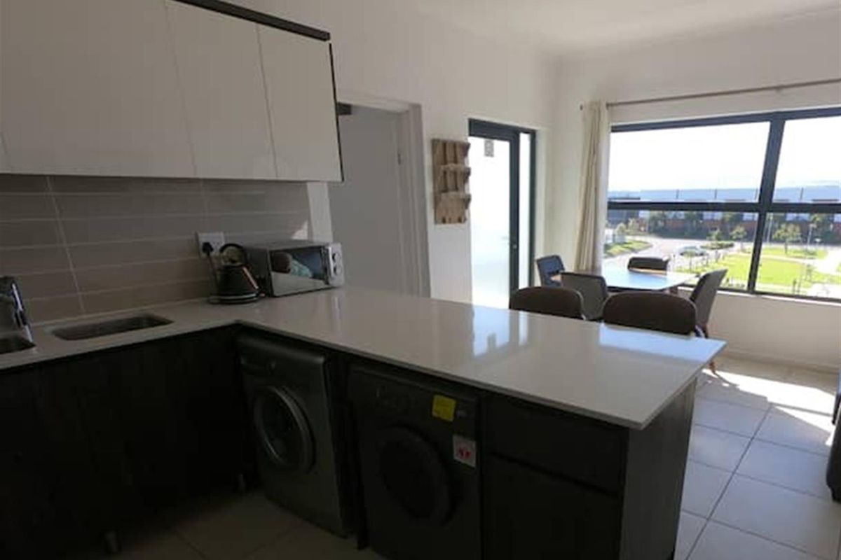 Modern 1-Bedroom Apartment in The Sandown - Lifestyle Living Redefined - Photo 3
