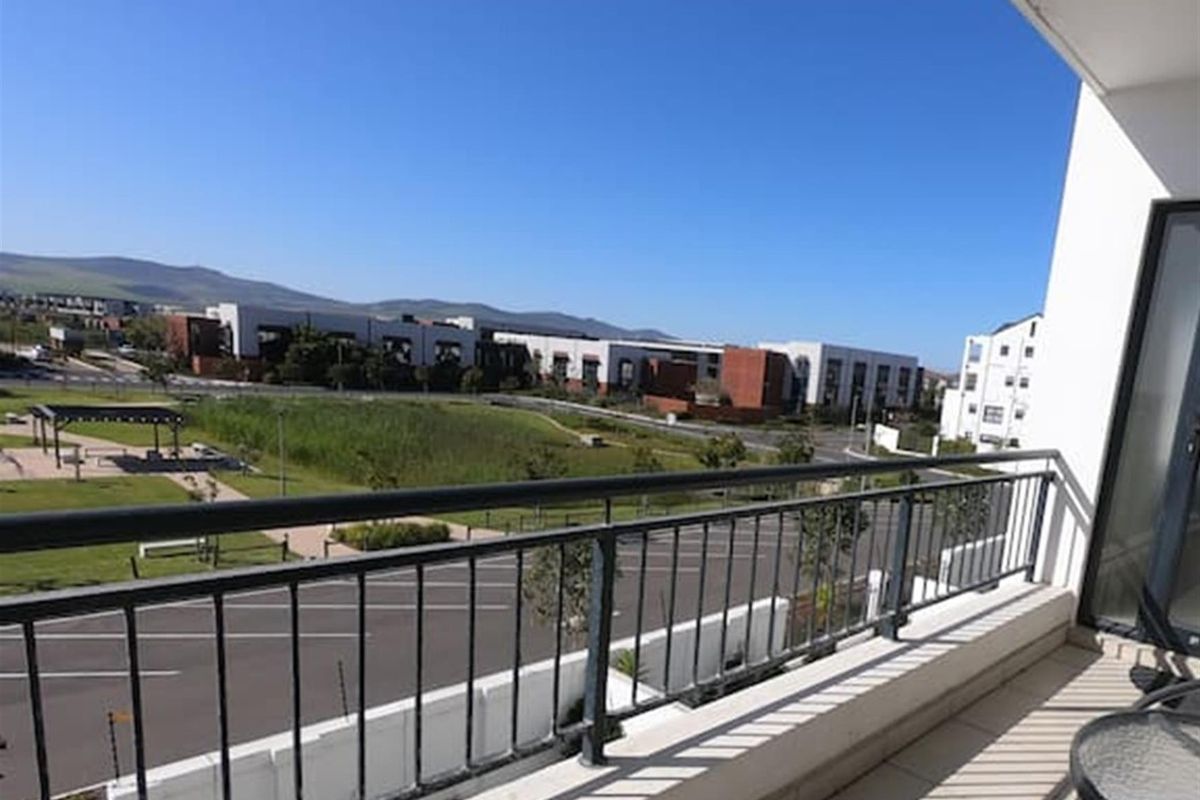 Modern 1-Bedroom Apartment in The Sandown - Lifestyle Living Redefined - Photo 5