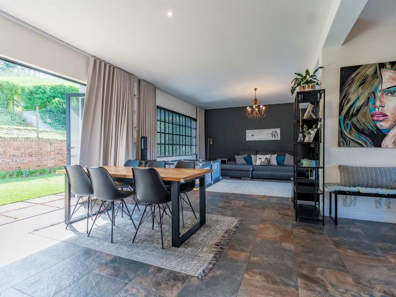 The perfect home on the hill - Photo 10