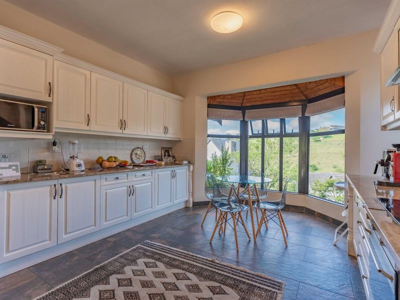 The perfect home on the hill - Photo 7