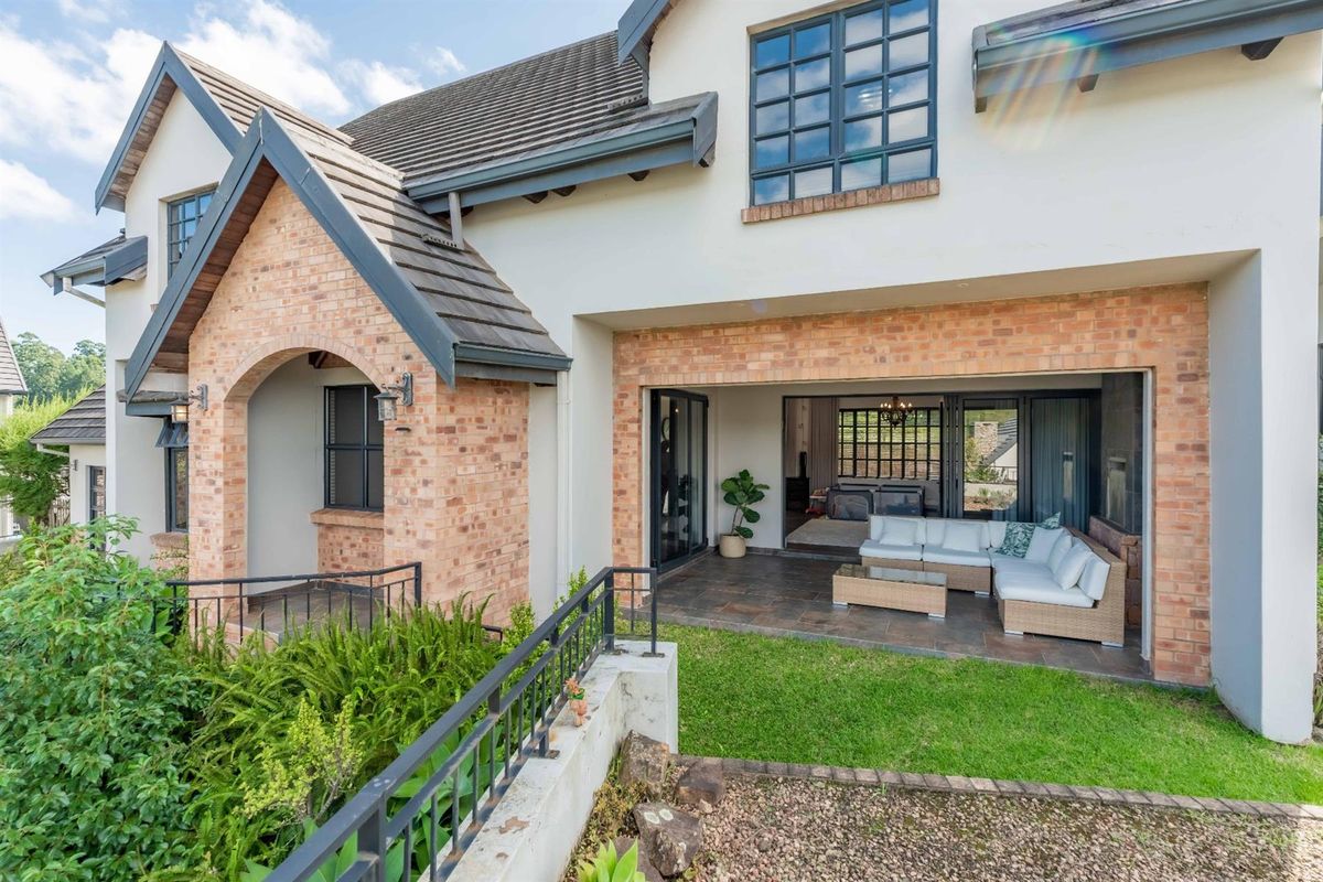 The perfect home on the hill - Photo 2