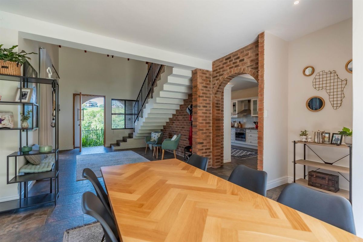 The perfect home on the hill - Photo 4