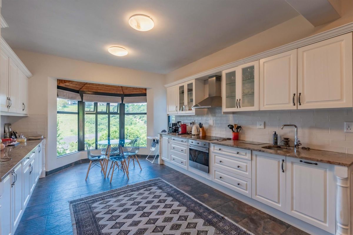 The perfect home on the hill - Photo 5