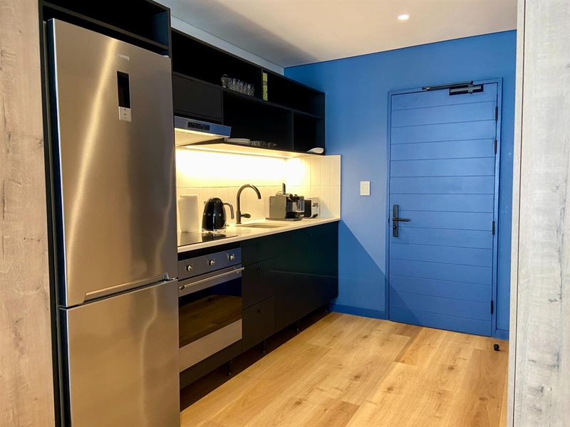 Experience the height of Sea Point Luxury in this furnished apartment - Station House building - Photo 4