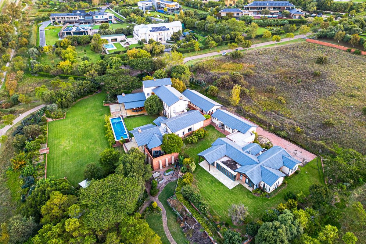 Beautifully Designed Family Home With A Cottage On The Property - Photo 3