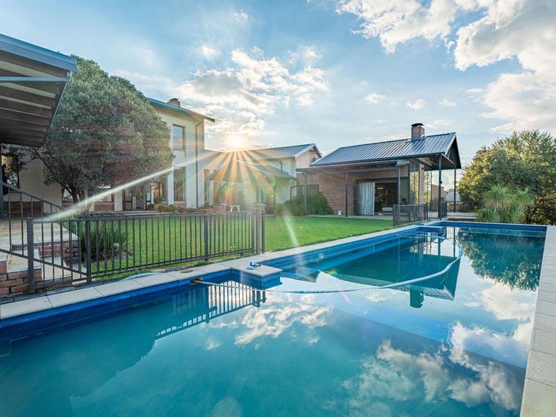 Beautifully Designed Five Bedroom Family Home With A Three Bedroom Home On The Property - Photo 5