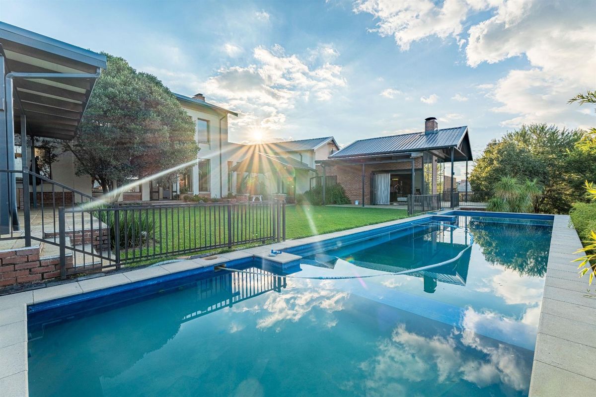 Beautifully Designed Family Home With A Cottage On The Property - Photo 5