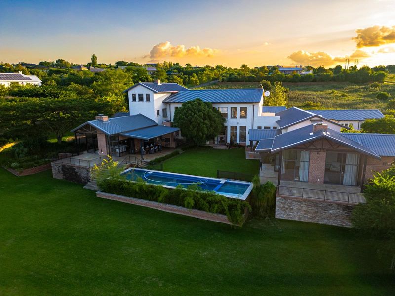 Beautifully Designed Five Bedroom Family Home With A Three Bedroom Home On The Property - Photo 2