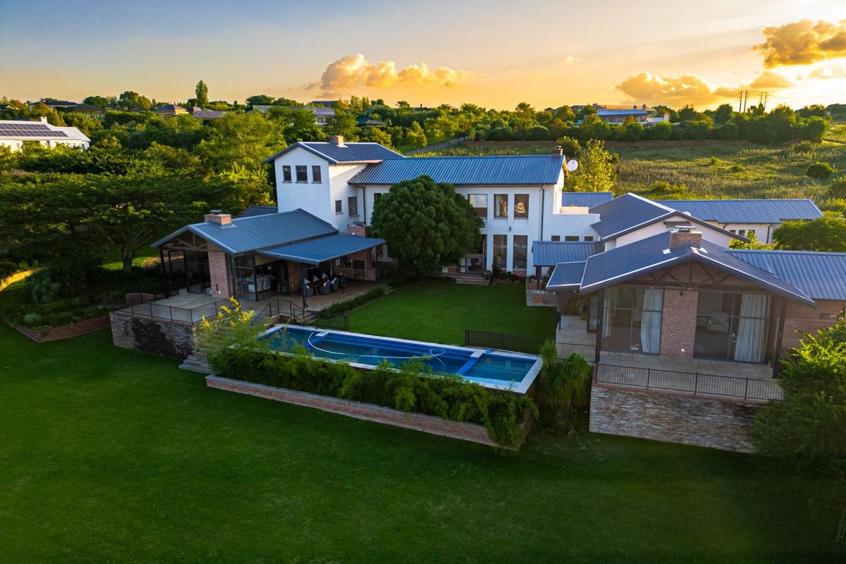 Beautifully Designed Family Home With A Cottage On The Property - Photo 2