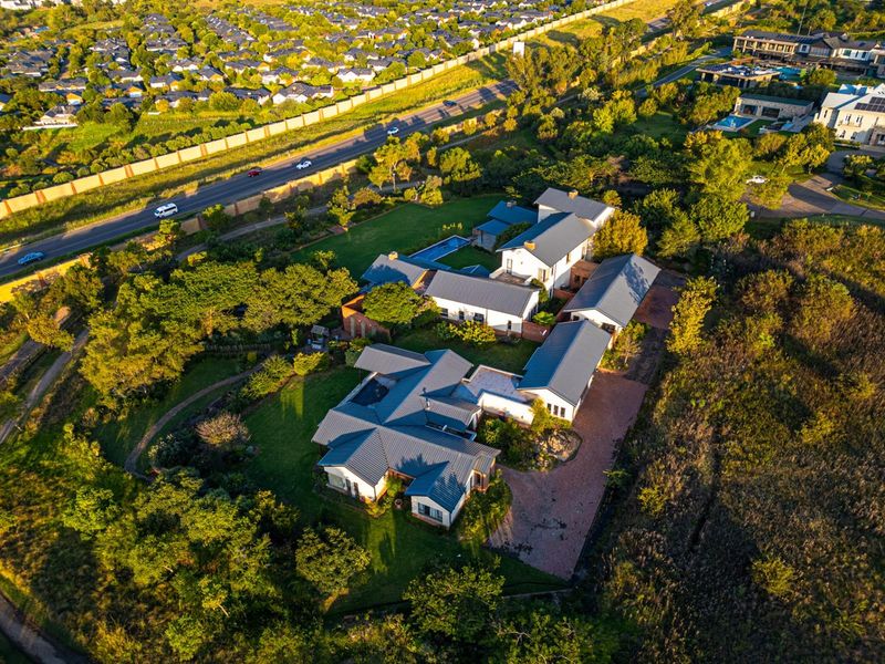 Beautifully Designed Five Bedroom Family Home With A Three Bedroom Home On The Property - Photo 4