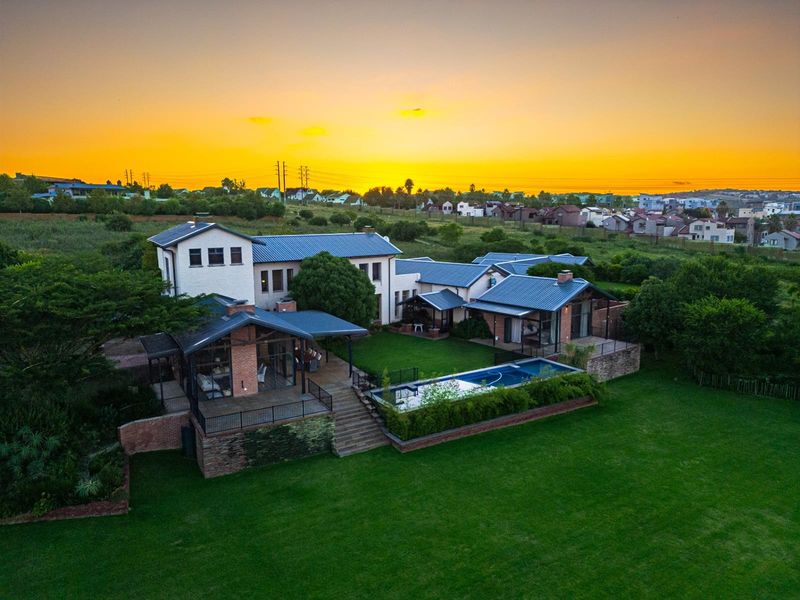 Beautifully Designed Five Bedroom Family Home With A Three Bedroom Home On The Property - Photo 9