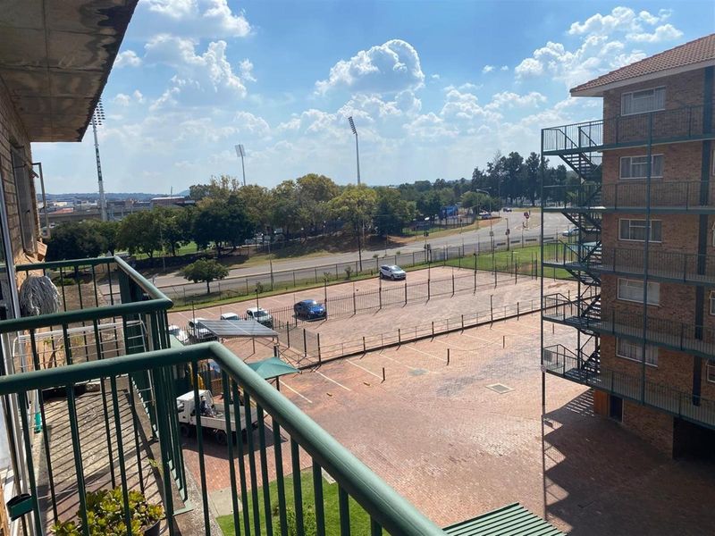 One-Bedroom Apartment in Oval Gardens for Sale - Photo 6